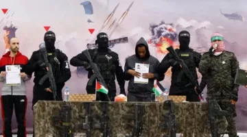 أحد المحتجزين الإسرائيليين لدى حماس يطالب الحكومة الإسرائيلية بالتوقف عن سياسة تكميم الأفواه فوراً