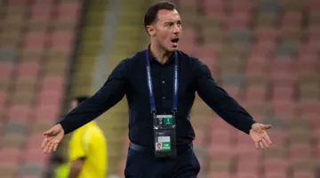 يايسله يمنح لاعبي الأهلي راحة استعداداً للديربي الحاسم ضد الاتحاد في الدوري السعودي.