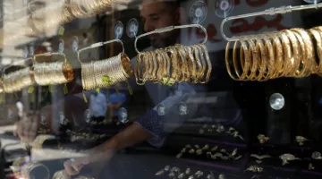 قوة الدولار تثقل على أسعار الذهب وتحد من ارتفاعاته رغم تحقيق مكاسب أسبوعية إيجابية